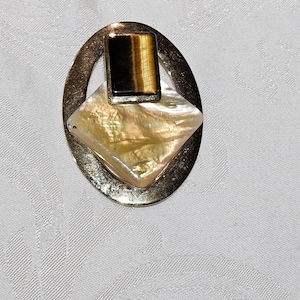 Spilla vintage grande color oro con occhio di tigre e madreperla
