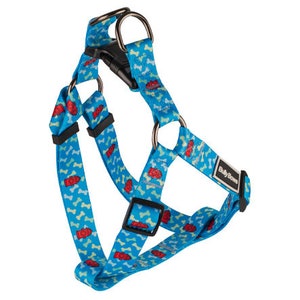 以下が含まれることがあります： 赤い骨の模様とストラップに「BullyBoss」の文字が入った青い犬用ハーネスです。