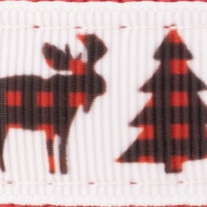 以下が含まれることがあります： 白のリボンに、ヘラジカとクリスマスツリーの繰り返し模様。ヘラジカと木は、黒と赤のバッファローチェックのデザインです。リボンには赤い縁取りがあります。