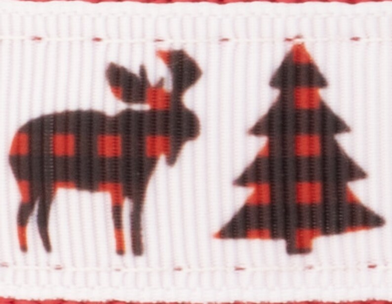 以下が含まれることがあります： 白のリボンに、ヘラジカとクリスマスツリーの繰り返し模様。ヘラジカと木は、黒と赤のバッファローチェックのデザインです。リボンには赤い縁取りがあります。