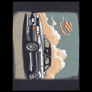 Könnte beinhalten: Eine Vintage-Illustration eines silbernen Autos vor einem blauen und orangenen Hintergrund. Das Auto fährt durch Wolken. Der Text "The JDM Empire" ist in einer Retro-Schrift geschrieben.