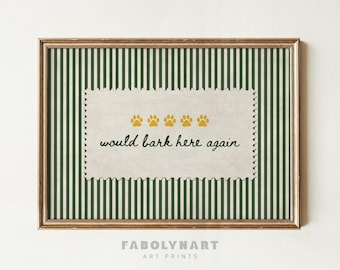 Puede incluir: Una lámina artística enmarcada con un fondo de rayas verticales en verde oscuro y blanco. En el centro, una etiqueta rectangular de color crema con bordes festoneados muestra cinco huellas amarillas y el texto would bark here again.
