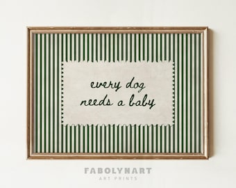 Peut inclure: Une impression d'art encadrée avec un fond à rayures verticales vert foncé et blanc. Au centre, une découpe de papier rectangulaire couleur crème aux bords festonnés affiche le texte vert foncé : every dog needs a baby.