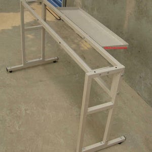 Könnte beinhalten: Ein beigefarbener Metalltischständer für eine Brother Silver Reed Artisan Strickmaschine, bestehend aus einem rechteckigen Rahmen mit flacher Ablage und dem Text (1)Universal Metal Stand Table for Brother Silver Reed Artisan Knitting Machine und CREATIVECOUNTER.