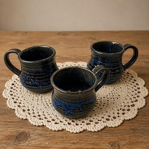 Set di 3 tazze vintage firmate in ceramica, stile studio, con smalto blu rustico, in gres, 2005-2007.
