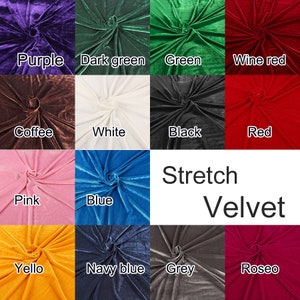 Op de afbeelding: Een kleurstaal met 12 verschillende kleuren stretch-fluweelstof. De kleuren zijn: paars, donkergroen, groen, wijnrood, koffie, wit, zwart, rood, roze, blauw, geel, donkerblauw, grijs en roze.