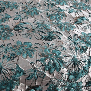 Brocado de tela jacquard de flores verdes plateadas metálicas para confección de vestidos de 56&quot; de ancho - Vendido cortado a medida