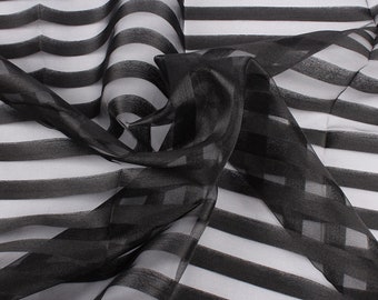 Tecido de organza com estampa de listras largas, 1 jarda (145 cm de largura), nas cores branco e preto, ideal para confecção de vestidos.