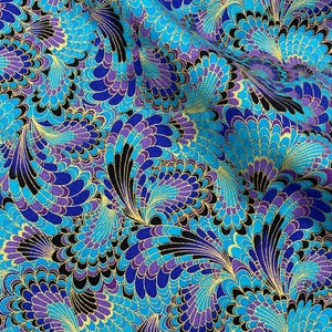 K&ouml;nnte beinhalten: Ein Stoff mit einem sich wiederholenden Muster aus blauen, violetten und goldenen stilisierten Federn auf schwarzem Hintergrund.
