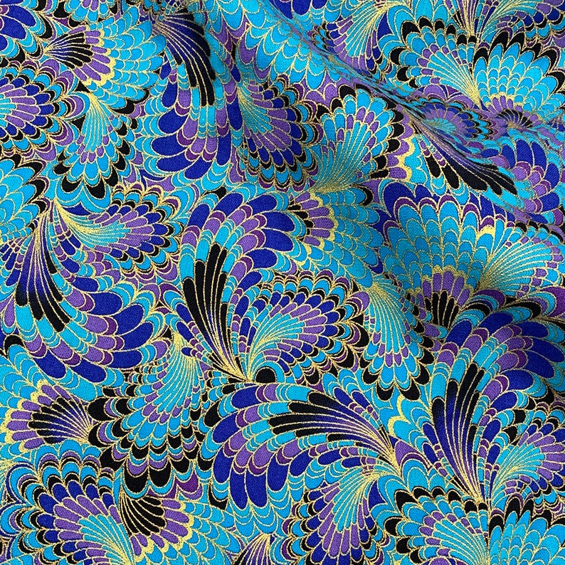 K&ouml;nnte beinhalten: Ein Stoff mit einem sich wiederholenden Muster aus blauen, violetten und goldenen stilisierten Federn auf schwarzem Hintergrund.