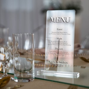 Individuelles Partymenü mit Sockel | personalisiertes Hochzeitsdetail | modernes Design Partydeko