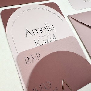 Elegantes Hochzeitseinladungs-Set mit Bogen-Design und klassischer Typografie