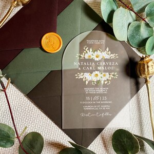 Witte bloemen gewelfde huwelijksuitnodiging | Ceremoniekaart groen | moderne uitnodiging | elegante groetenbrief | Gematteerde feestuitnodigingen