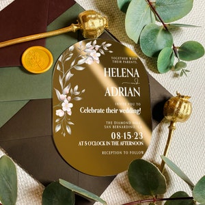 Eenvoudige rechthoekige ovale huwelijksuitnodiging | wij kaarten | moderne bloemen nodigen uit | elegante botanische letter | gouden feestuitnodigingen