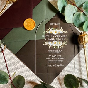 Witte bloemen gewelfde huwelijksuitnodiging | save-the-date-kaart | moderne uitnodiging | elegante botanische letter | doorzichtige feestuitnodigingen
