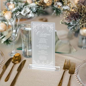 Elegant occasioneel kerstmenu met gepersonaliseerd boho-feestdetail voor de feestdagen