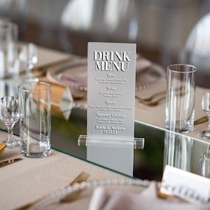 Mrożone menu drinków z podstawą | spersonalizowane szczegóły ślubu | wystrój imprezy boho | dekoracja stołu na ceremonię glamour | centralny element wieczoru panieńskiego