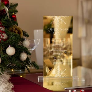 Menú navideño dorado con base: detalle festivo personalizado para una decoración de fiesta glamurosa