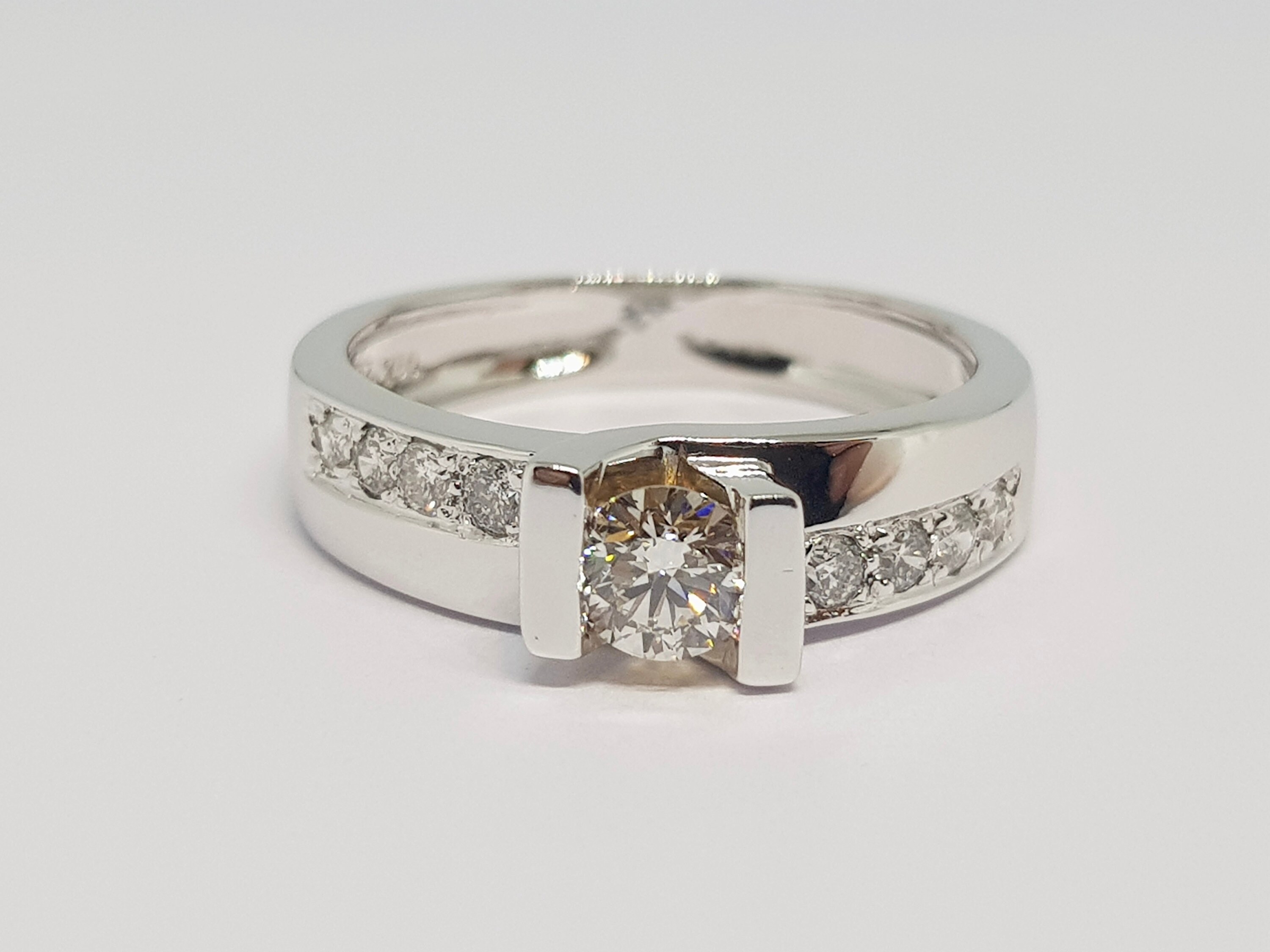 Anillo De Boda De Diamantes Redondos 0.10 Quilates, Plata, Diseño Con Garras - Dazzlingrock Collection