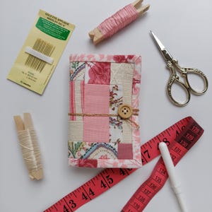 Porta aghi patchwork/Libro porta aghi. Pagine in feltro color crema. Tasca con cerniera per forbicine piccole. Cotone. Lino. Feltro 100% lana. 8 x 11,6 cm (chiuso)