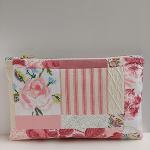 Bolsa grande com zíper e patchwork. Bolsa clutch. Necessaire. Bolsa para projetos. 25 cm x 16 cm. Forrada. Algodão, linho. Tecidos vintage.