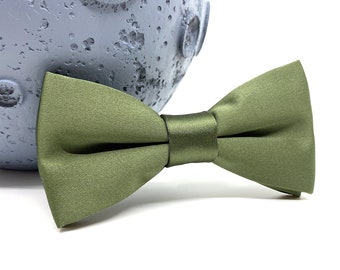 Olive green bow tie, Green bow tie, mens bow tie, boys bow tie, wedding bowtie, groomsmen bow tie, dark green bow tie, ring bearer bow tie