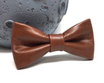 Brown Leather bow tie, Groom bow tie, Genuine leather, Mens Adult Groom, Rustic Bow tie, Wedding Bow tie, Groomsmen bowtie, Bow ties for men