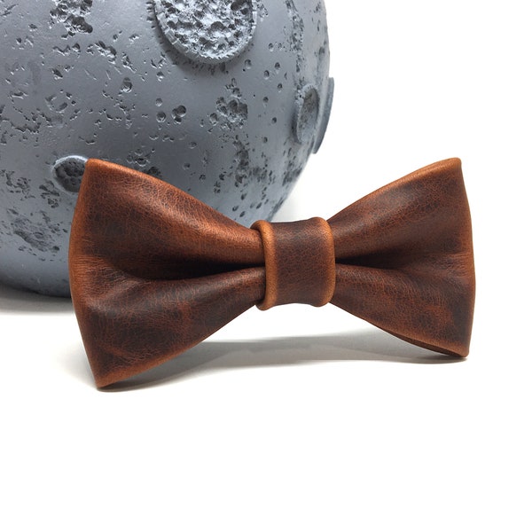 Crazy Leather bow tie, Brown bow tie, Groom Bow tie, Mens Adult Groom, Rustic Bow tie, Wedding Bow tie, Groomsmen bow tie, Bow ties for men