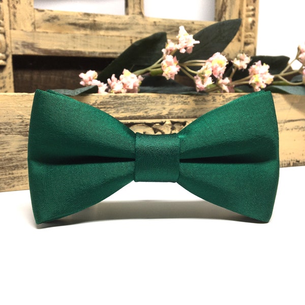 Green bow tie, emerald green bow tie, mens bow tie, boys bow tie, wedding bowtie, groomsmen bow tie, dark green bow tie, ring bearer bow tie