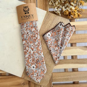 Burnt Orange Floral Tie and Pocket Square Set, White Flower Wedding Tie, Boho Rustic Necktie, Fall Groomsmen Gift, Orange Floral Tie