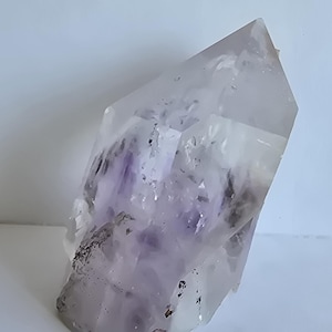 Rokerige amethist kwartskristal Brandberg Namibië - metafysisch en mineraal exemplaar #4918