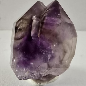 Rokerige amethist kwartskristalpunt uit Brandberg Namibië: metafysisch en mineraal exemplaar #3947