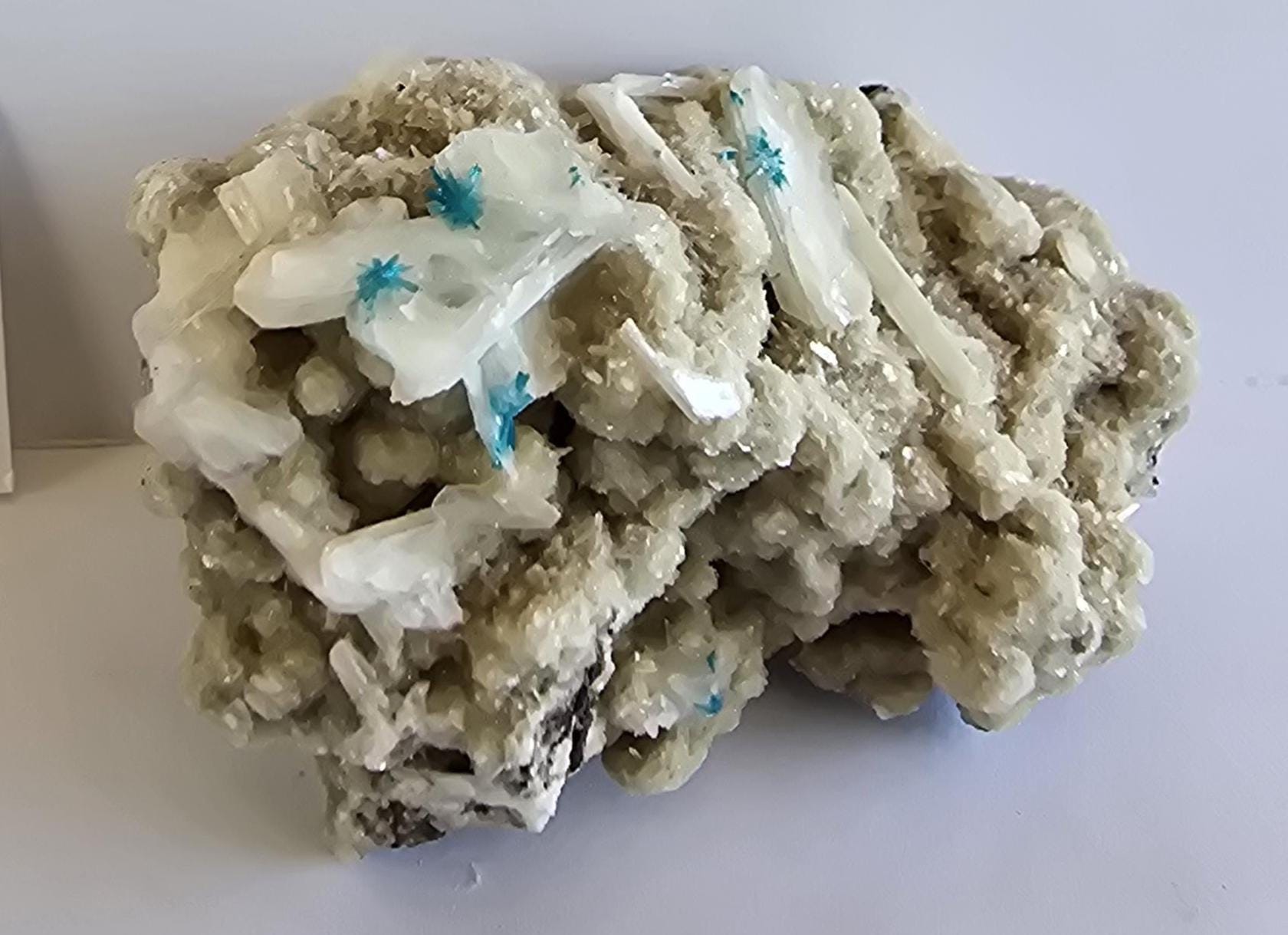 カバンサイト結晶とスティルバイトインドゼオライト - 形而上学的鉱物