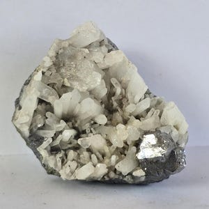 Skutterudite con quarzo proveniente dal Marocco, campione di minerale n. 6613