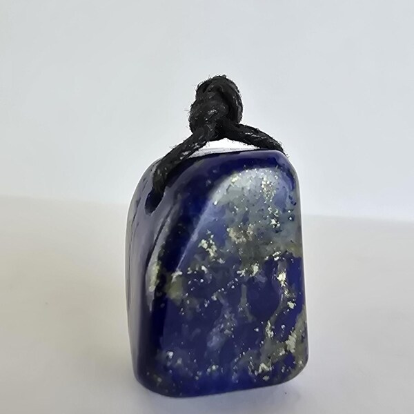 Colgante de lapislázuli con pirita pulida, perforado para joyería. Ejemplar n.° 5394