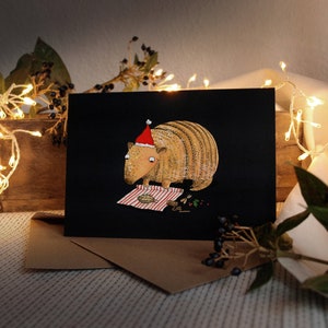 Weihnachtsklappkarte mit Kuvert, Gürteltier beim Geschenke verpacken, A6 Postkarte, Schreibware, witzig