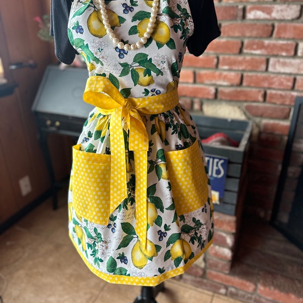 Charming lemon full apron, lemon apron with yellow accent, ladies apron, apron with pockets, baking apron, kitchen apron, cotton apron, gift