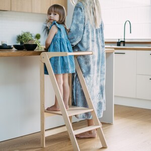 Ayuda de aprendizaje plegable y delgada, muebles Montessori para cocinas pequeñas, taburete para niños, torre para niños pequeños, torre de cocina ajustable