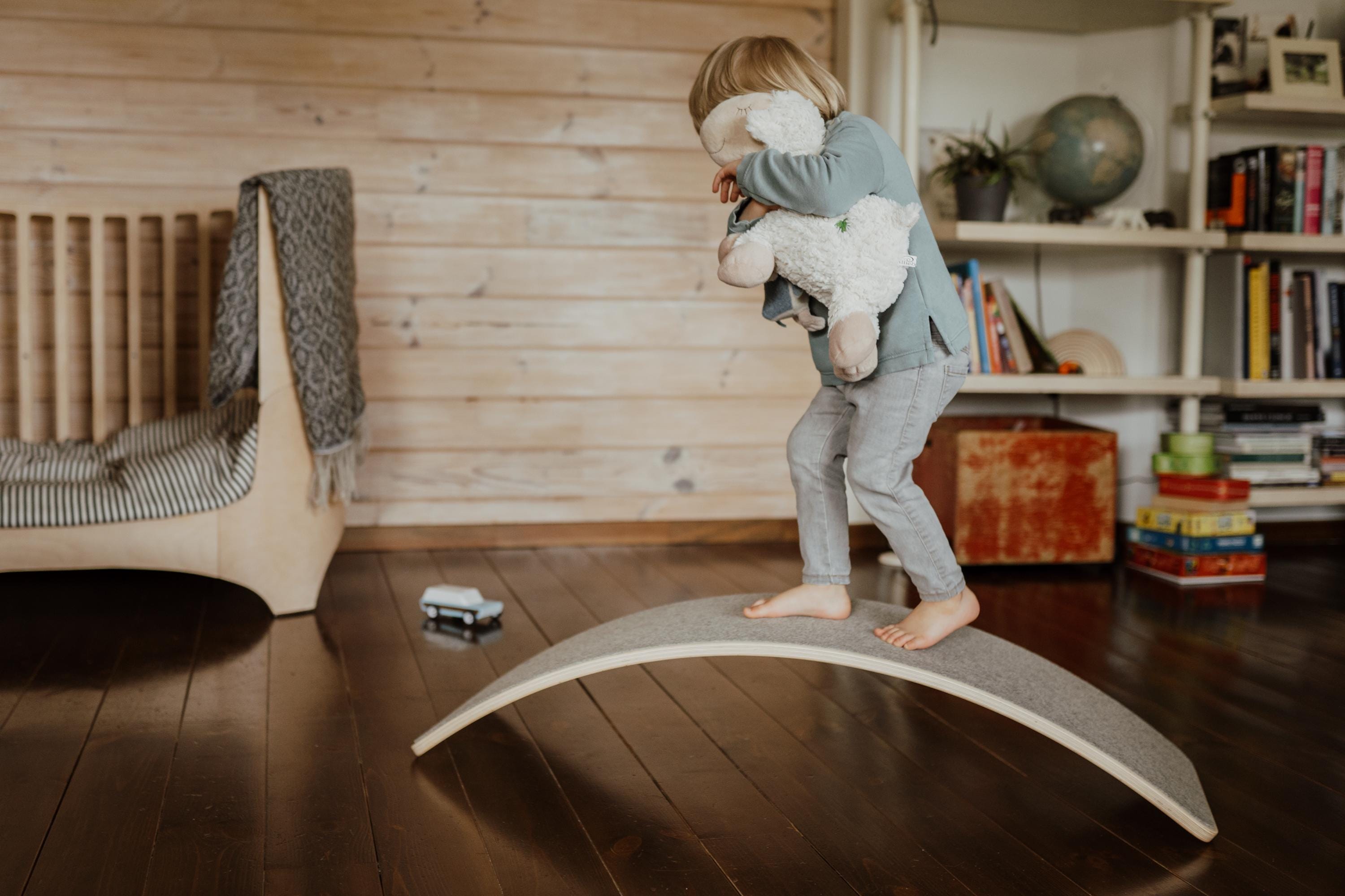 Planche d'équilibre + coussins pour enfants dès 6 mois en bois - Gris Planche d'équilibre + coussins pour enfants dès 6 mois en bois - Gris