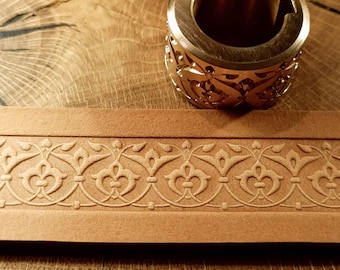 Rullo per goffratura in pelle e ottone. "Motivo floreale orientale n. 3", larghezza 22 mm.