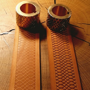 Rolos de latão para gravação em couro. "Grade ondulada INTERNA" e "Grade ondulada EXTERNA", 27 mm de largura. Padrão sem emendas.