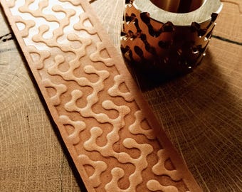 Rullo per goffratura in pelle e ottone. Motivo geometrico astratto senza soluzione di continuità, larghezza 33 mm.