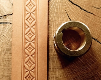 Rullo per goffratura in pelle e ottone. "Motivo floreale geometrico n. 1", larghezza 18 mm.