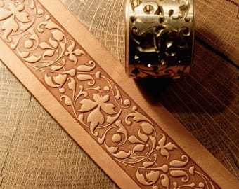 Rullo per goffratura in pelle e ottone. 'Fiori rampicanti n. 8', larghezza 2,5 cm. Goffratura senza soluzione di continuità.