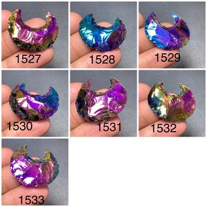 Puede incluir: Seis puntas de flecha de obsidiana iridiscentes, en forma de media luna, con una variedad de colores, incluyendo morado, azul y verde. Las puntas de flecha están numeradas del 1527 al 1532.