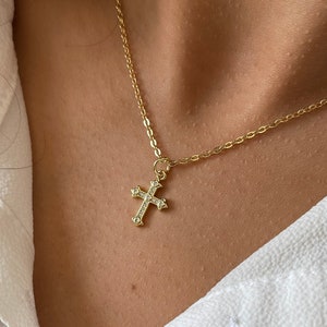 Collier croix en or délicat, collier pendentif croix rempli d&#39;or pour femme, collier religieux minimaliste pour femme