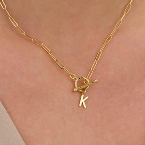 Collier initial en or, collier de lettre initiale rempli d'or 18 carats pour femme, chaîne de trombone, collier de lettre à fermoir à bascule