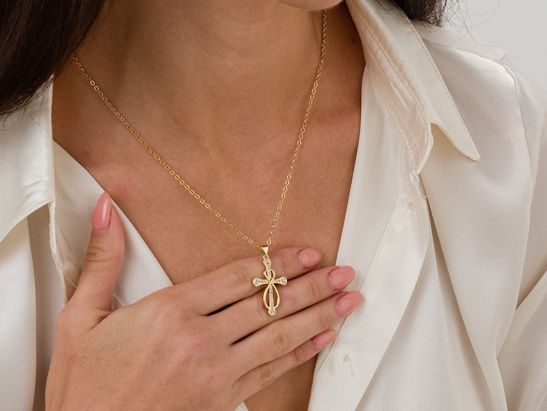 Collier pendentif croix rempli d'or 18 carats, collier religieux pour femme, collier croix imperméable à l'eau, bijoux chrétiens image 8