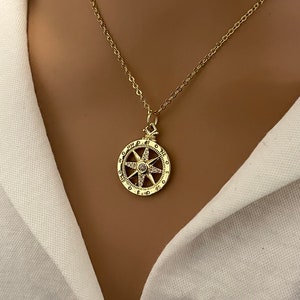 Collar de brújula dorada, collar de coordenadas bañado en oro, estrella del norte, collar de brújula con medallón, collar de viaje
