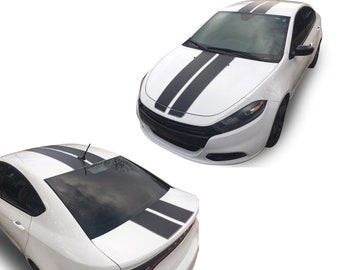 以下が含まれることがあります： フードとトランクに黒いレーシングストライプが付いた白い車。車はダッジ・ダートです。